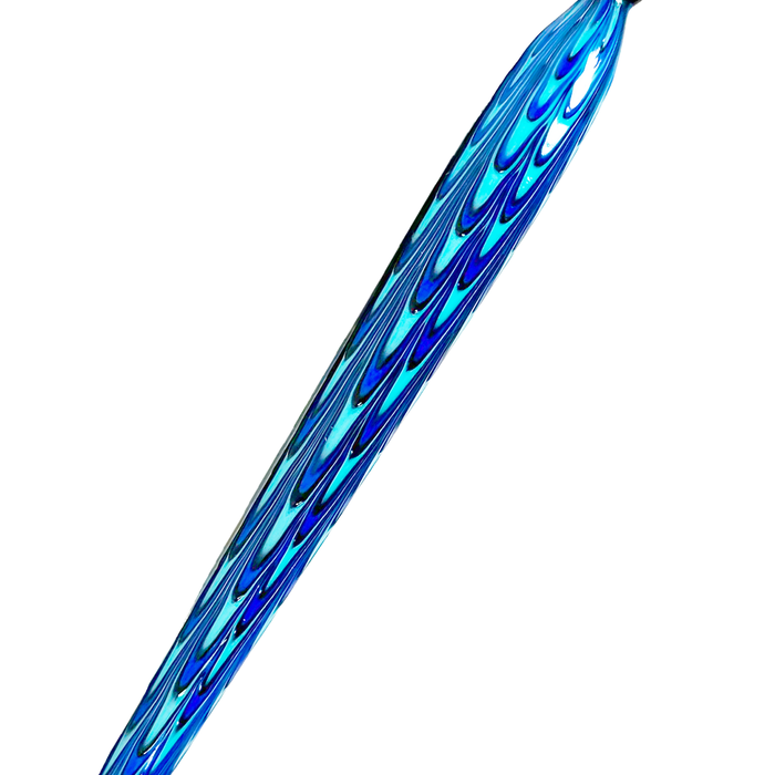 No Solo Vetro glass dipping pen with lace effect design, showcasing a sleek turquoise glass pen on a neutral background.