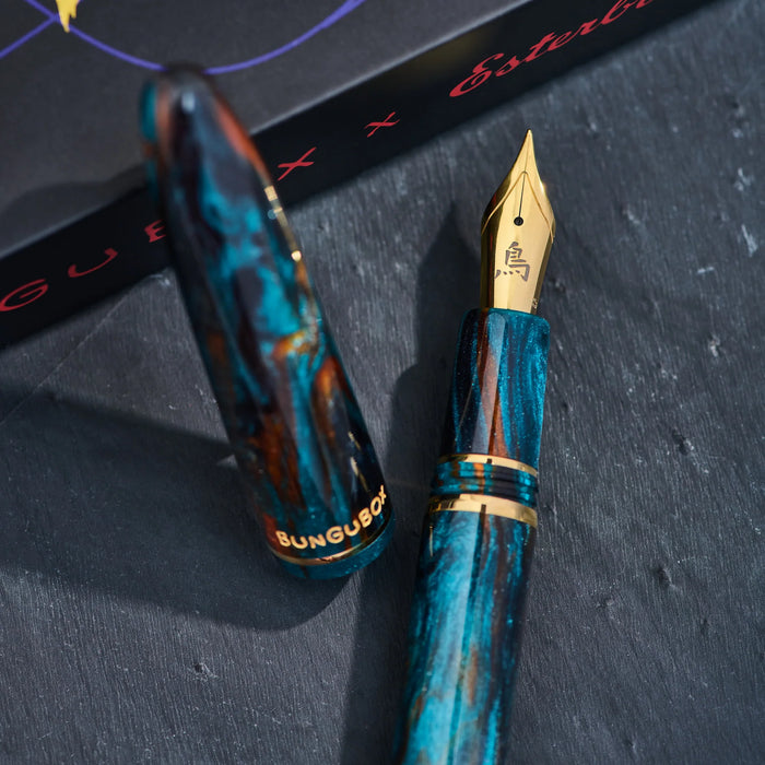 Esterbrook x BUNGUBOX Kingfisher Estie fountain pen with vibrant blue and gold accents on a white background.