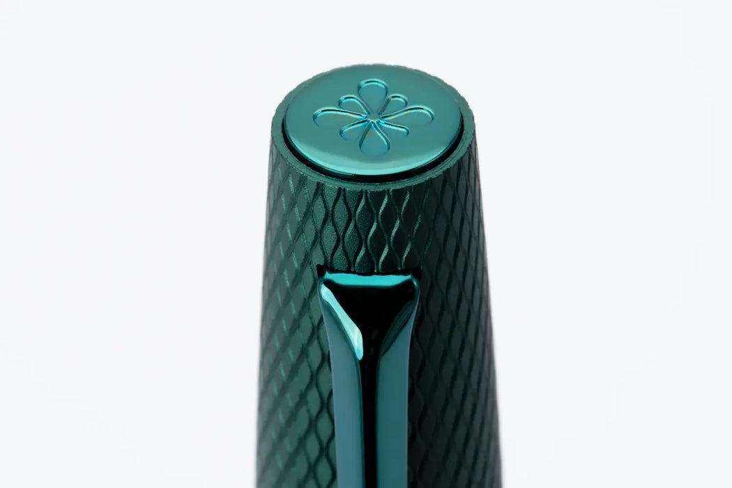 Diplomat Viper fountain pen in green with sleek design and gold accents, showcasing the elegant writing instrument.