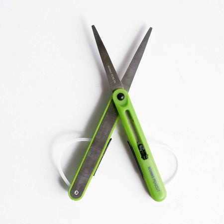 KUM pocket scissors in green with compact design, ideal for precise cutting and on-the-go use.