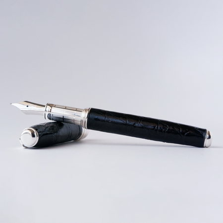 Black Grifos Cocodrie fountain pen with alligator leather finish, showcasing elegant design and fine craftsmanship.
