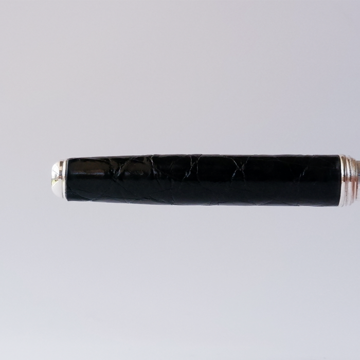 Black Grifos Cocodrie fountain pen with alligator leather finish, featuring a sleek design and gold accents.