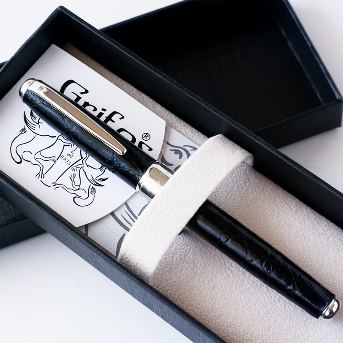 Black Grifos Papier Plume Cocodrie fountain pen with alligator leather grip and sleek design.