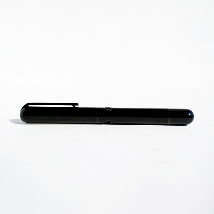 Nahvalur Nautilus black fountain pen with sleek design and gold accents, featuring a smooth nib for writing.