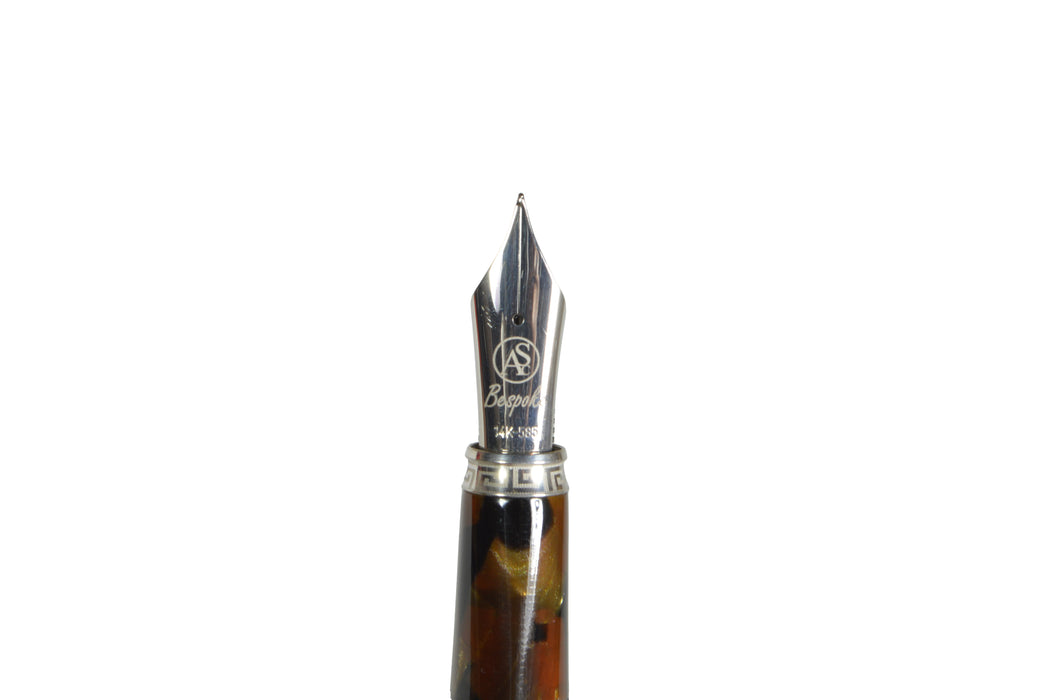 Armando Simoni Club Triangolo green fountain pen with saft celluloid and rhodium accents, featuring a sleek design.
