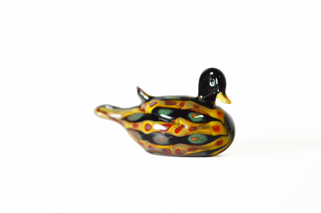 No Solo Vetro glass duck pen rest on a desk, decorative office accessory made of clear glass with detailed features.