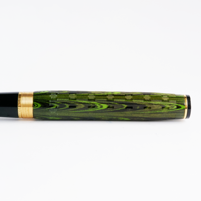Wahl-Eversharp Decoband green ebonite fountain pen with chased design and gold trim, showcasing its elegant craftsmanship.