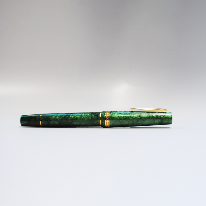 Gioia Metis 2.0 fountain pen in emerald green with gold accents, showcasing its sleek design and glossy finish.