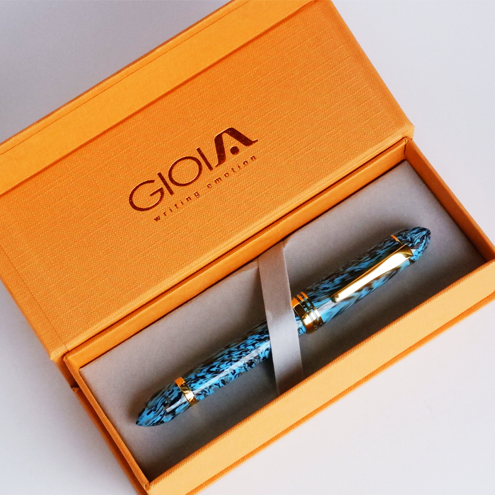 Gioia Capodimonte Kawari gold trim fountain pen with intricate design and smooth nib for elegant writing.