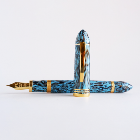 Gioia Capodimonte Kawari gold-trim fountain pen with detailed design and elegant gold accents, showcasing luxury craftsmanship.