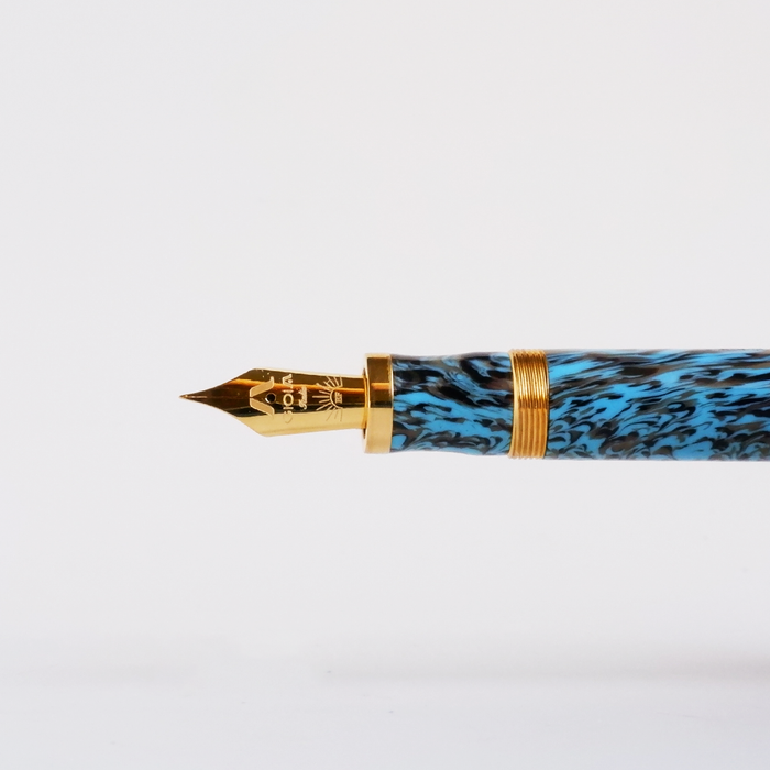 Gioia Capodimonte Kawari fountain pen with gold trim, featuring a sleek design and detailed craftsmanship.