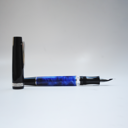 Gioia dark blue fountain pen with silver accents, sleek design, and metal clip, showcasing a stylish writing instrument on a white background.