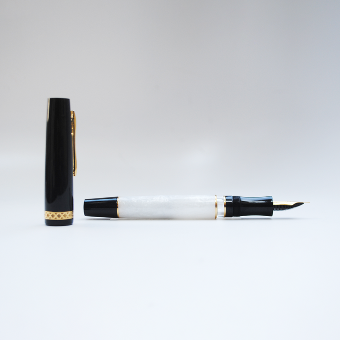Gioia white fountain pen with gold accents, sleek design and smooth ink flow, ideal for writing and professional use.