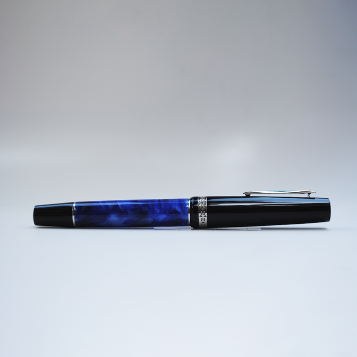 Gioia dark blue fountain pen with silver accents, sleek design, and smooth writing tip, ideal for elegant writing.