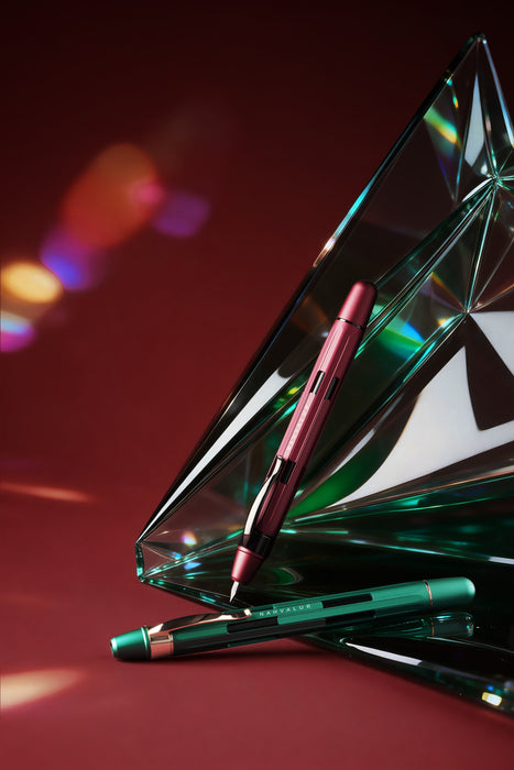 Nahvalur Eclipse fountain pen with emerald and ruby accents, showcasing a elegant design and luxurious craftsmanship.