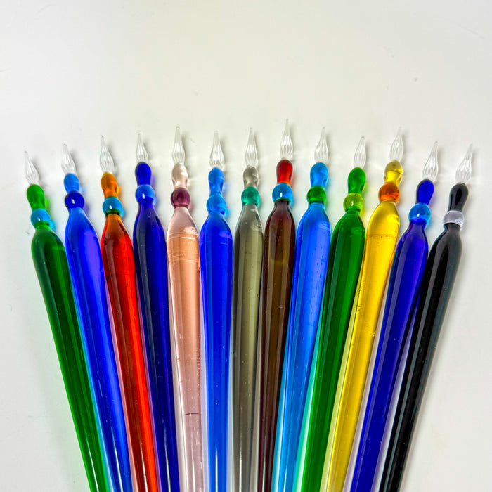 No Solo Vetro glass dipping pen with round tip, showcasing a sleek transparent design for artistic writing and glass decoration.