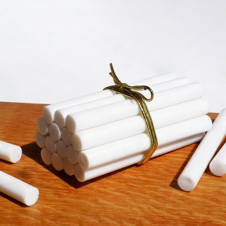 Scented wax melt in Magnolia fragrance by Papier Plume, showing a close-up of the wax piece with floral design.