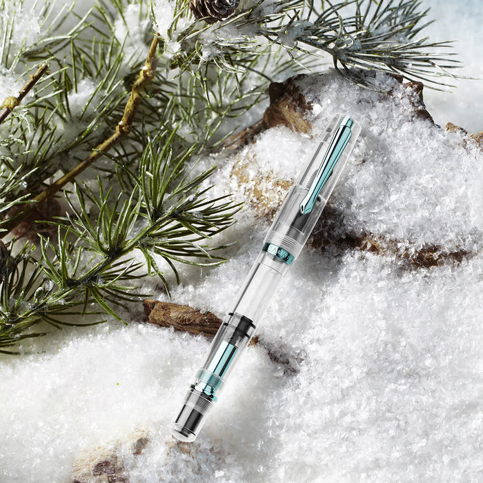 Nahvalur Original Winter fountain pen with sleek design and silver accents, perfect for writing enthusiasts.