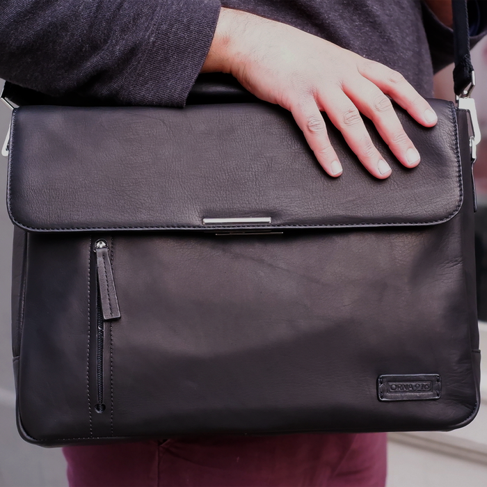 Orna Munari Smart briefcase bag with sleek design, featuring compartments for documents and a comfortable handle.