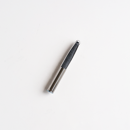 Pilot CON-B converter device, compact and portable, designed for seamless signal conversion and connectivity.