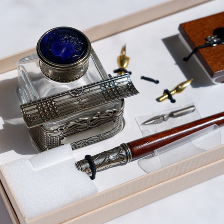 Bortoletti Calligraphy Set 61 with elegant calligraphy pens and nibs for artistic writing and lettering projects.