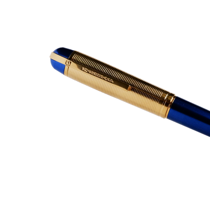 Wahl-Eversharp Skyline fountain pen with gold trim and blue barrel, showcasing elegant design and fine writing instrument details.
