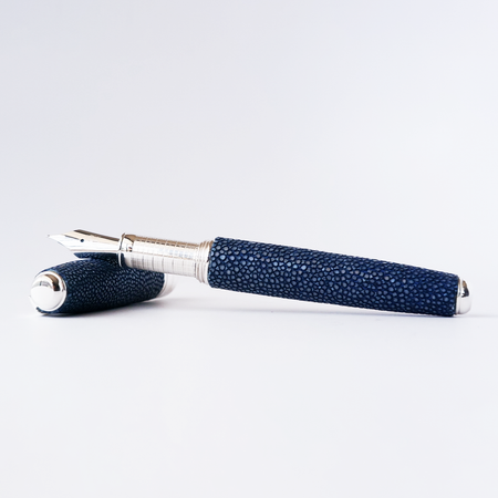 Blue Grifos Papier Plume Raya fountain pen with a sleek design, featuring a stingray blue finish and smooth writing nib.