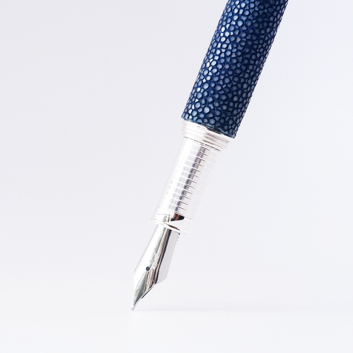 Blue Grifos Papier Plume Raya fountain pen with a sleek design and a stingray blue finish.