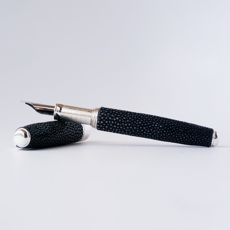 Grifos Papier Plume Raya Volcanic Grey fountain pen with sleek grey barrel and gold accents, close-up view of the pen.