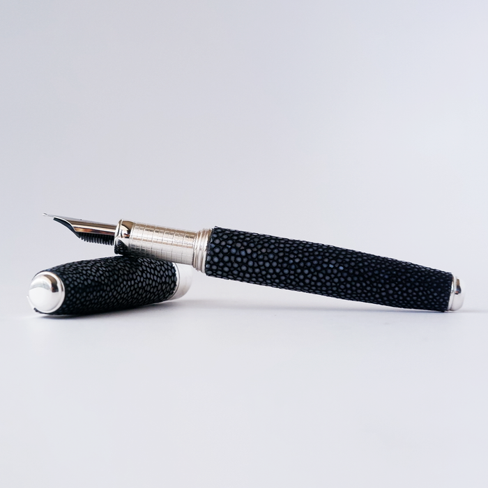 Grifos Papier Plume Raya Volcanic Grey fountain pen with sleek grey barrel and gold accents, close-up view of the pen.