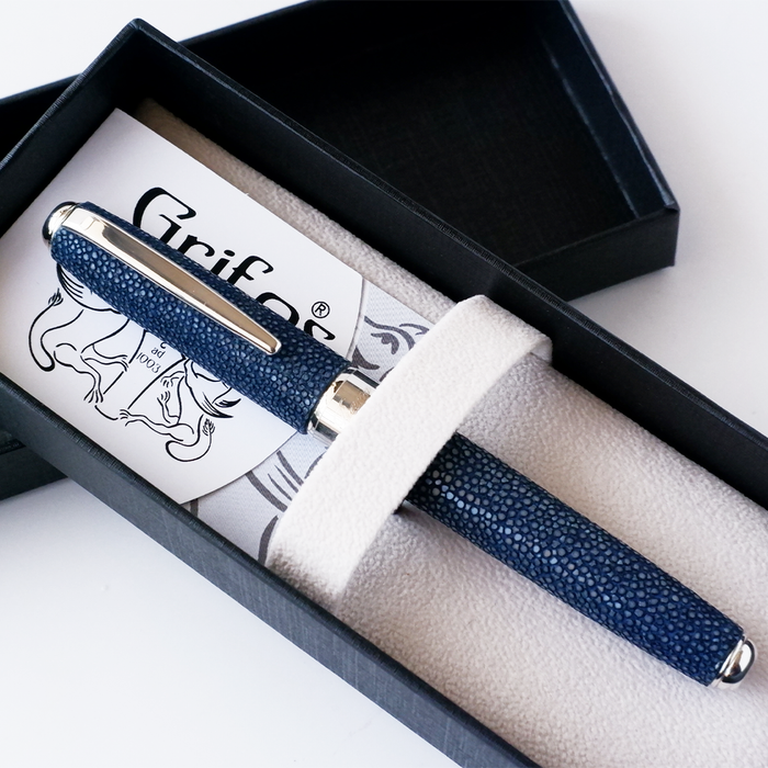 Blue Grifos Papier Plume Raya fountain pen with a sleek stingray design and smooth ink nib.