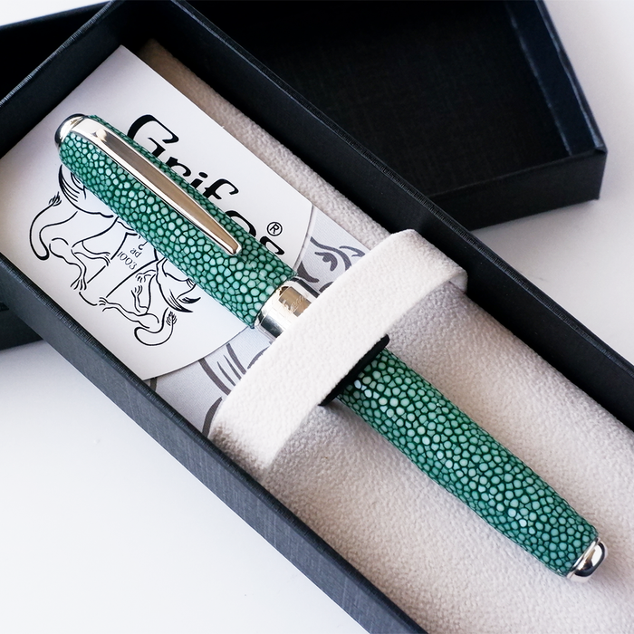 Green Grifos Papier Plume Raya fountain pen with a sleek design and a stingray pattern on the clip.