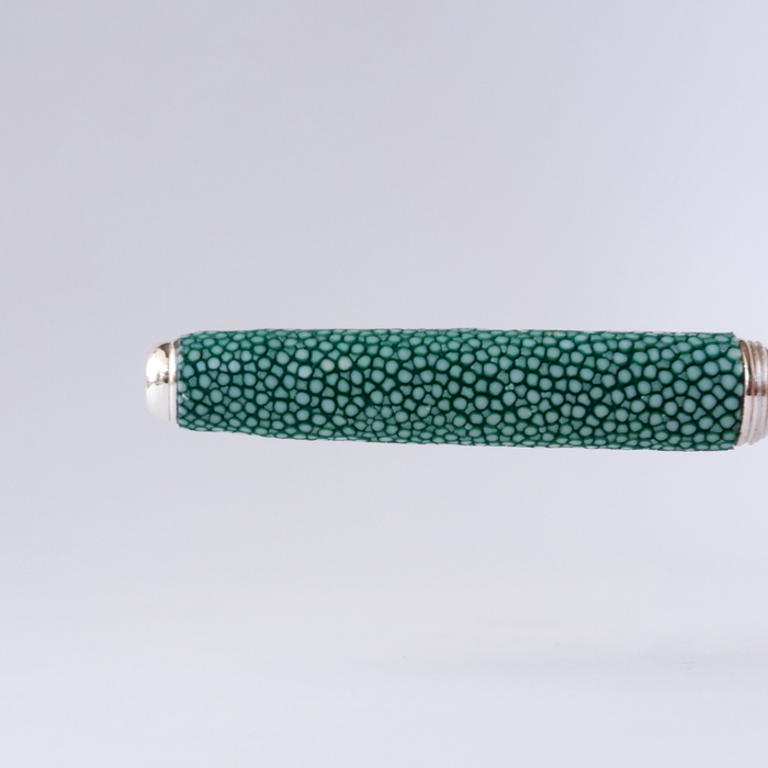 Green Grifos fountain pen with a stingray leather grip in Raya Green, showcasing elegant design and smooth writing performance.