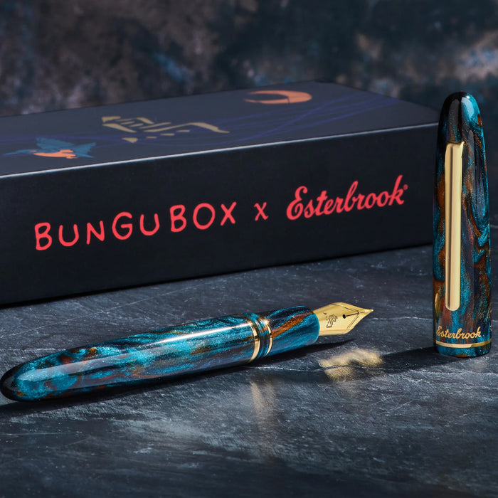 Esterbrook x BUNGUBOX Kingfisher Limited Edition Estie fountain pen with vibrant blue resin body and gold accents.