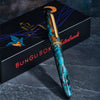 Esterbrook x BUNGUBOX Kingfisher Limited Edition Estie fountain pen with blue and gold accents, displayed on a white background.