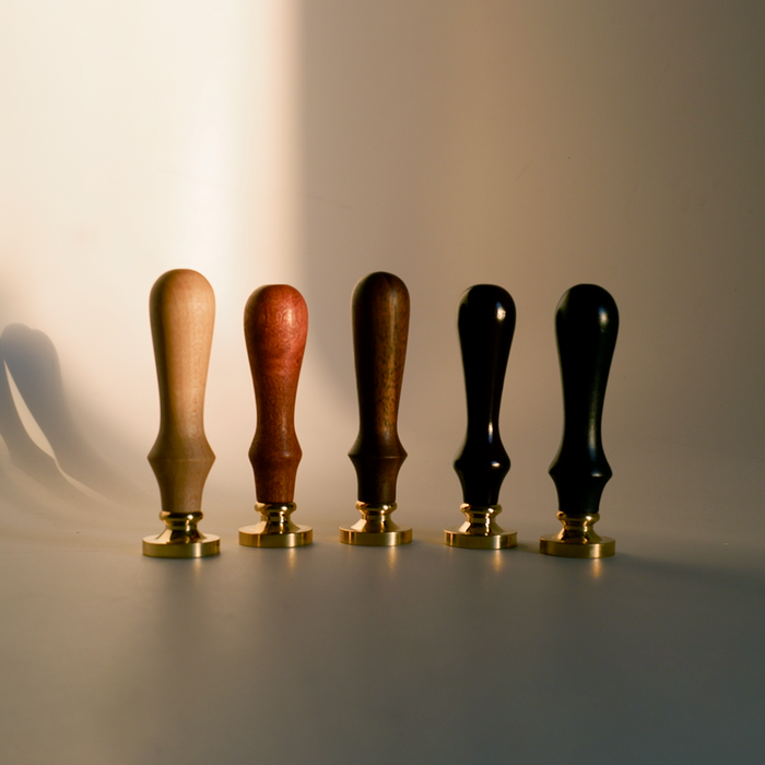 Wooden wax seal handle with 8mm screw from Papier Plume, designed for elegant sealing and crafting.