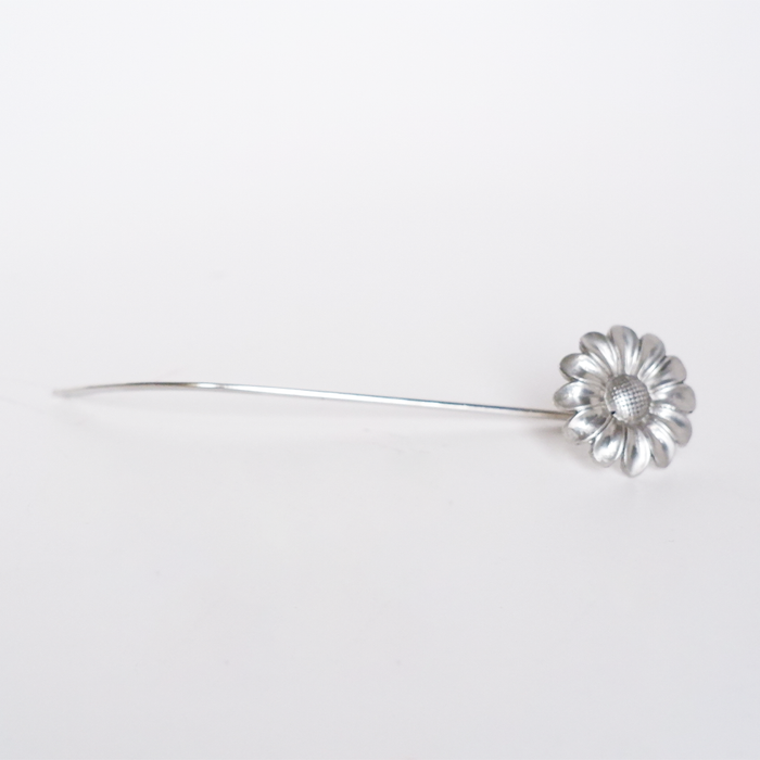 Le Potier D'Etain fishhook bookmarks featuring intricate metal designs, ideal for marking pages in books.