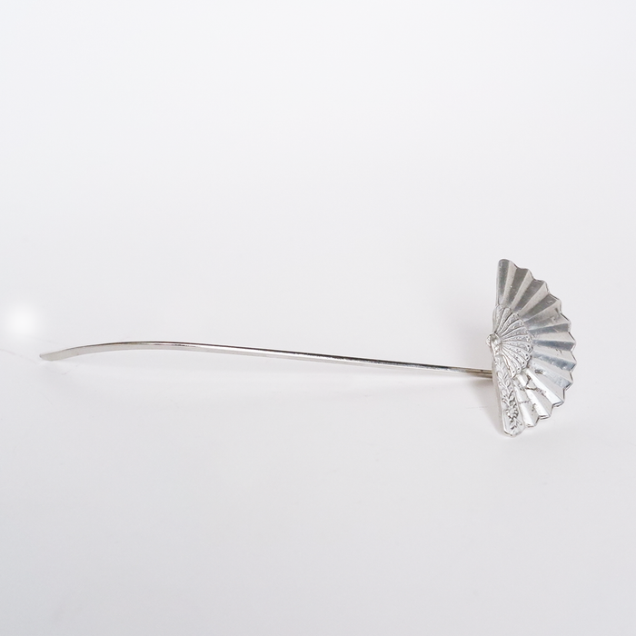 Le Potier D'Etain fishhook bookmarks featuring intricate metal designs for marking pages in books.