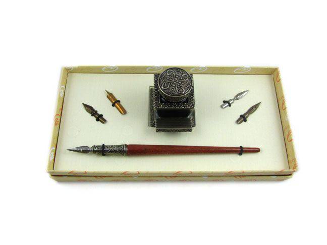 Bortoletti Paladio writing set inkwell with elegant design and gold accents, perfect for classic calligraphy and writing enthusiasts.