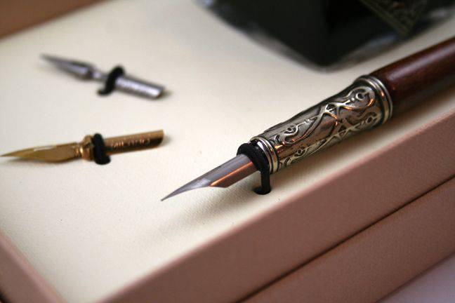 Bortoletti Tiziano writing set inkwell with ornate design, featuring a glass inkwell and matching pen holder for elegant writing.