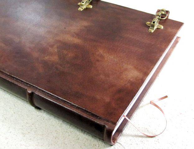 Leather-bound Il Cartiglio sketching journal with hard cover and buckle closure, ideal for artistic note-taking and drawing.