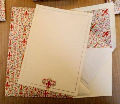 Kartos Portfolio Giglio in medium size, featuring elegant stationary with a sleek design and secure closure.