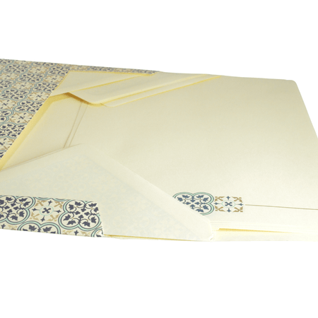Kartos Quadrilobo portfolio folder for stationery, featuring a sleek design with multiple compartments for organizing papers and documents.