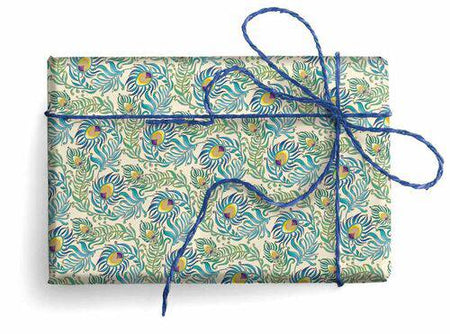Kartos wrapping paper featuring peacock feathers with vibrant blue and green colors, ideal for gift wrapping and decoration.