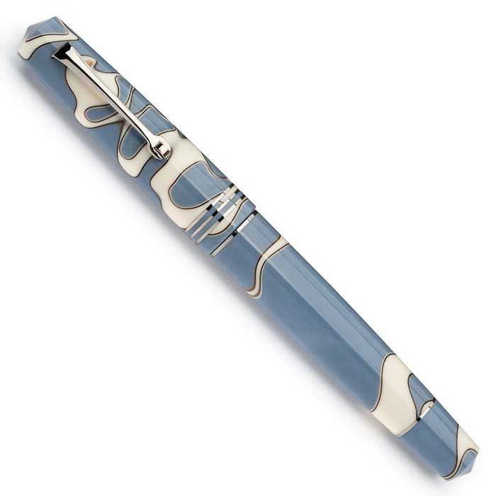 Leonardo Officina Ita Momento Zero Nuvola fountain pen with a sleek resin barrel and gold accents.