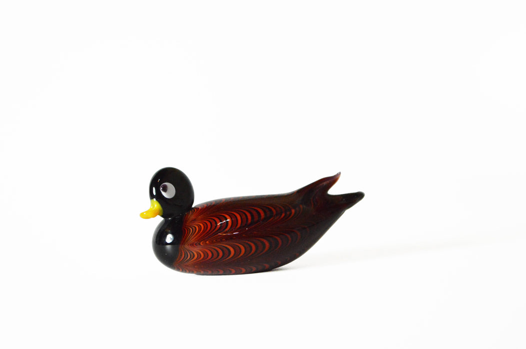 No Solo Vetro glass duck pen rest in purple, featuring a decorative design for holding pens and writing tools.
