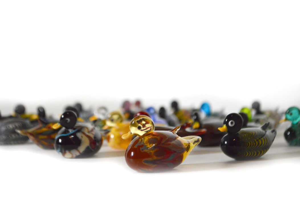 No Solo Vetro glass duck pen rest in purple, decorative pen holder with two duck figures for desk organization.