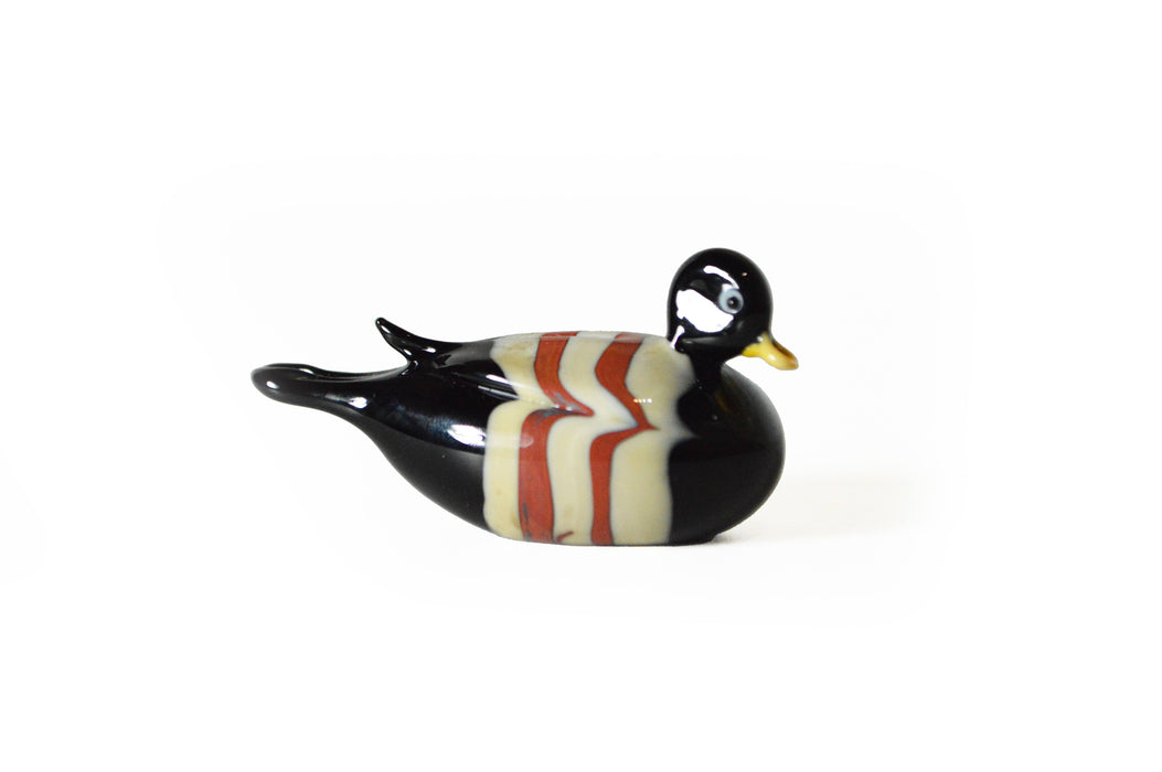 No Solo Vetro glass duck pen rest in purple, decorative and functional desk accessory with three duck figures.