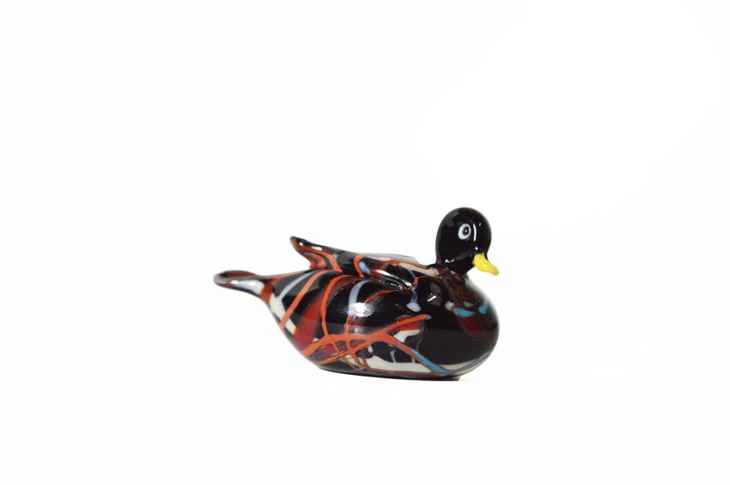 No Solo Vetro glass ducks pen rest in purple, decorative glass pen holder with two duck figures for desk organization.