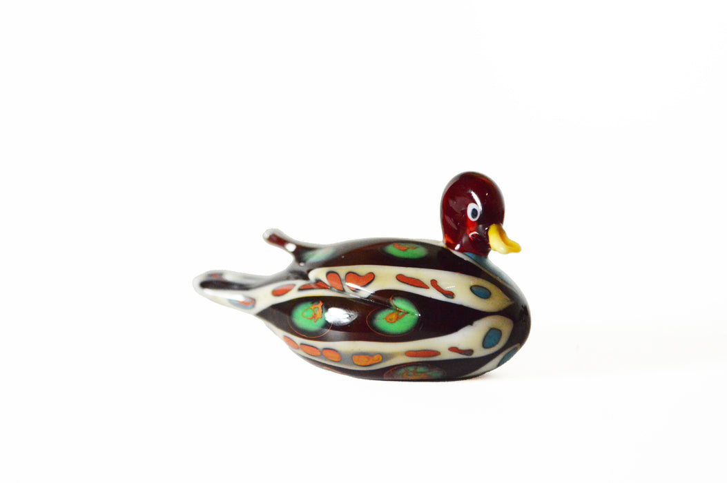 No Solo Vetro glass ducks pen rest in purple, decorative office accessory with colorful duck design on transparent glass.